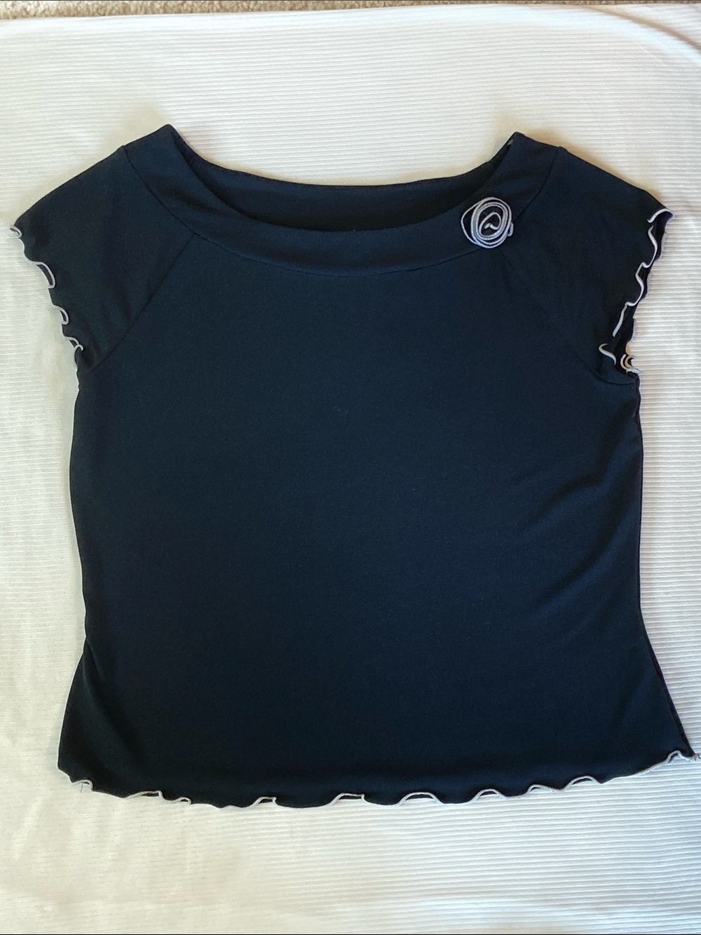 Dressbarn Black Short Sleeve Top with Rolled Trim and Rosette